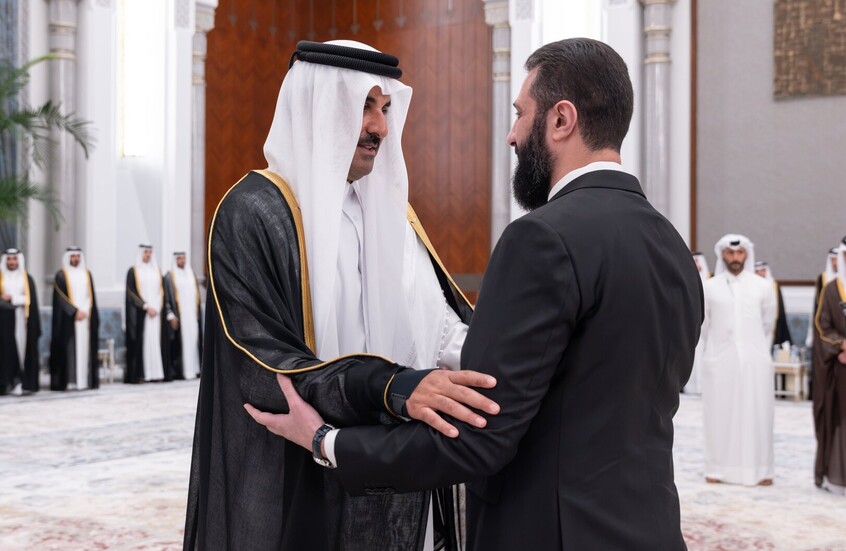 الشرع يقدم واجب العزاء بوفاة والد أمير قطر في الدوحة