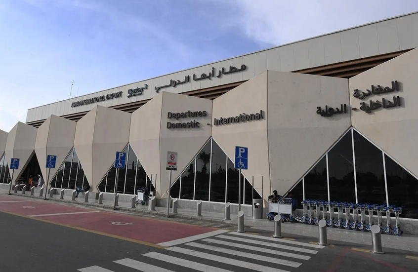هذه حقيقته.. فيديو يوثق لحظة سقوط صاروخ حوثي على مطار أبها في السعودية
