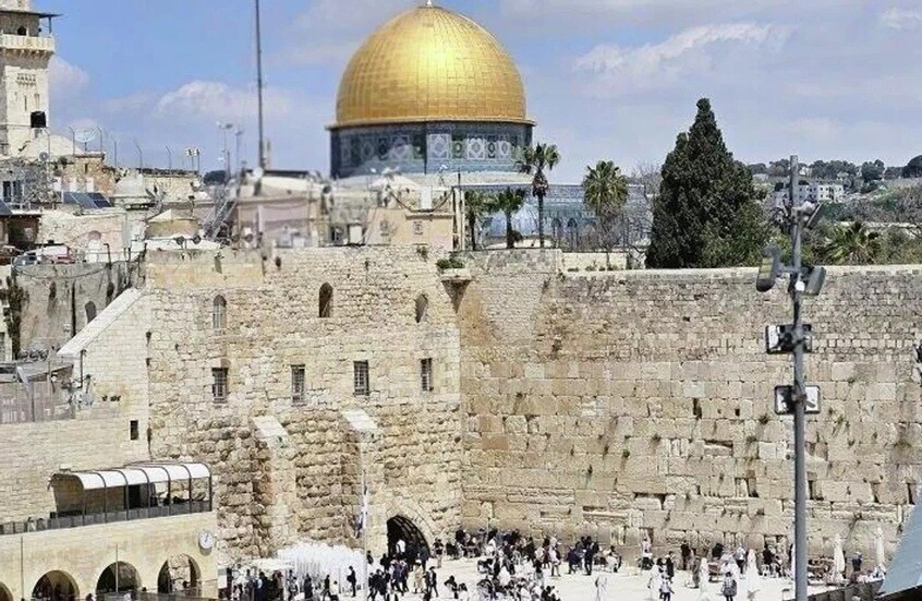 قبل المذبحة بشهر.. طقس ديني غريب حول أسوار المدينة المقدسة