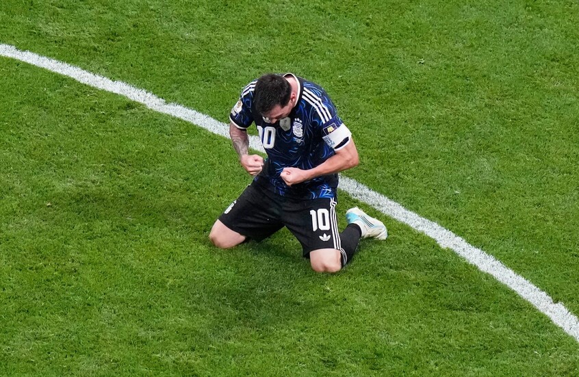 ميسي ورفاقه يوجهون رسالة سياسية لبريطانيا عقب هزيمة المنتخب الإنجليزي (صور + فيديو)