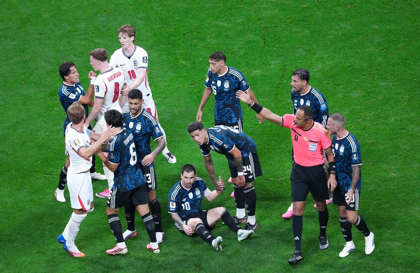 بعد لافتة "المالفيناس".. هل يواجه منتخب الأرجنتين عقوبات من فيفا؟