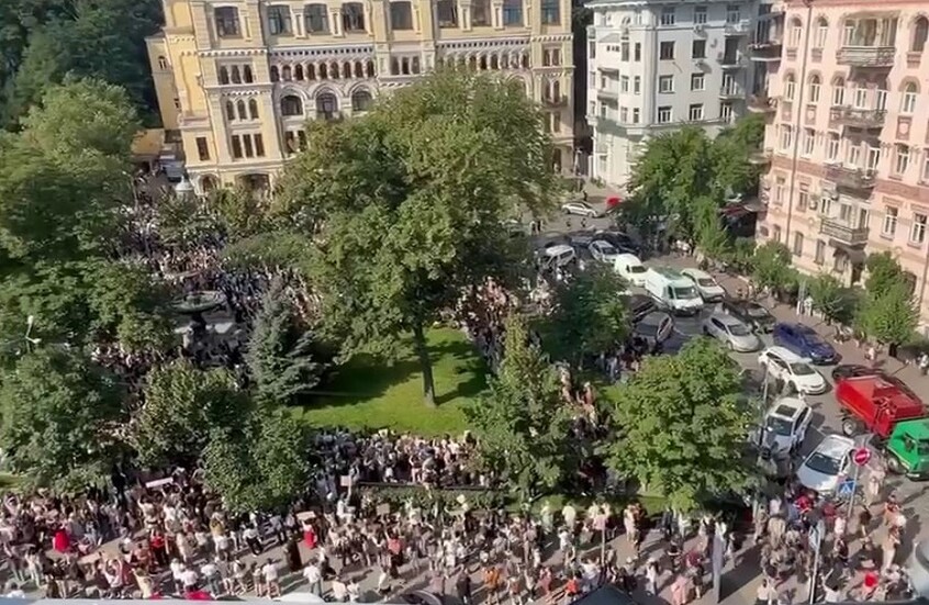 أوكرانيا.. احتجاجات على إقالة وزير الدفاع في 10 مدن