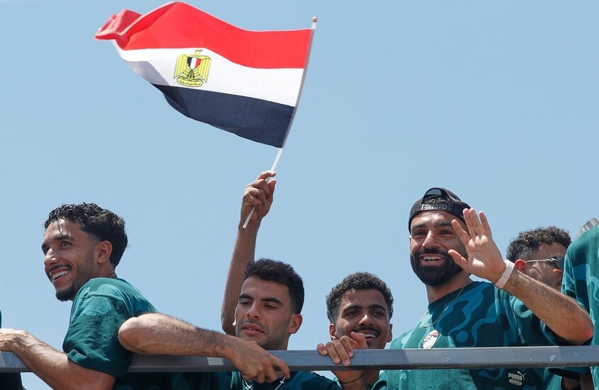 شاهد.. جماهير بشكتاش توقف حفل تقديم تروسارد بسب محمد صلاح!
