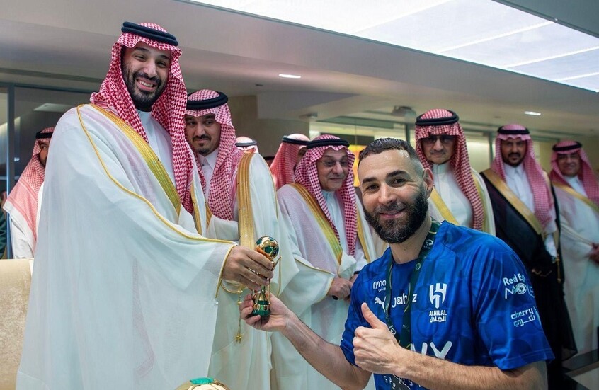 بنزيما يظهر بقميص رونالدو.. هل يرحل الفرنسي من "جحيم" الهلال؟ (فيديو)