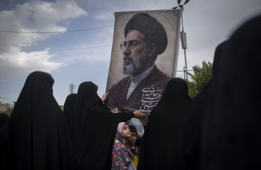 رسالة من مجتبى خامنئي إلى الإيرانيين الذين يوجهون انتقادات لبعض المسؤولين