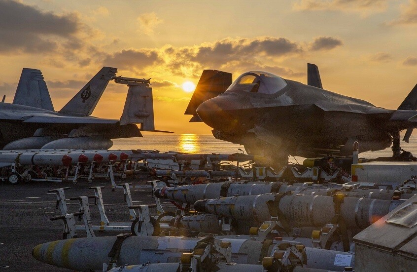مقاتلة أمريكية من طراز F-35C Lightning II تابعة لسرب الهجوم البحري (VMFA-314) تستعد للإقلاع من على متن حاملة الطائرات يو إس إس أبراهام لينكولن