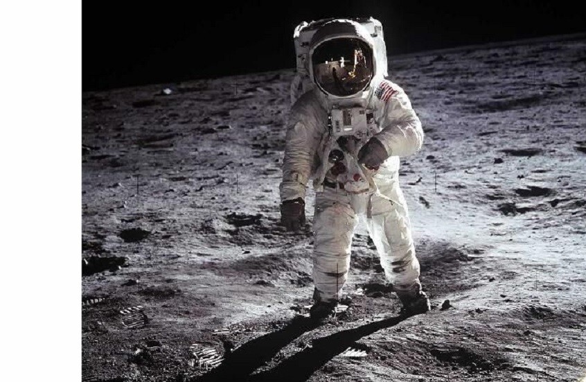 باحث أمريكي: ما نراه اليوم يثبت "كذبة" هبوط الإنسان على القمر عام 1969