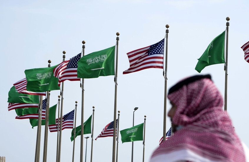 إعلام أمريكي: ترامب سيمنح السعودية اليوم الضوء الأخضر لامتلاك النووي
