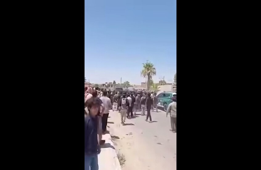 سوريا.. محتجون يرجمون موكب محافظ الحسكة بالحجارة للتغطية على "غنائمهم" (فيديو)
