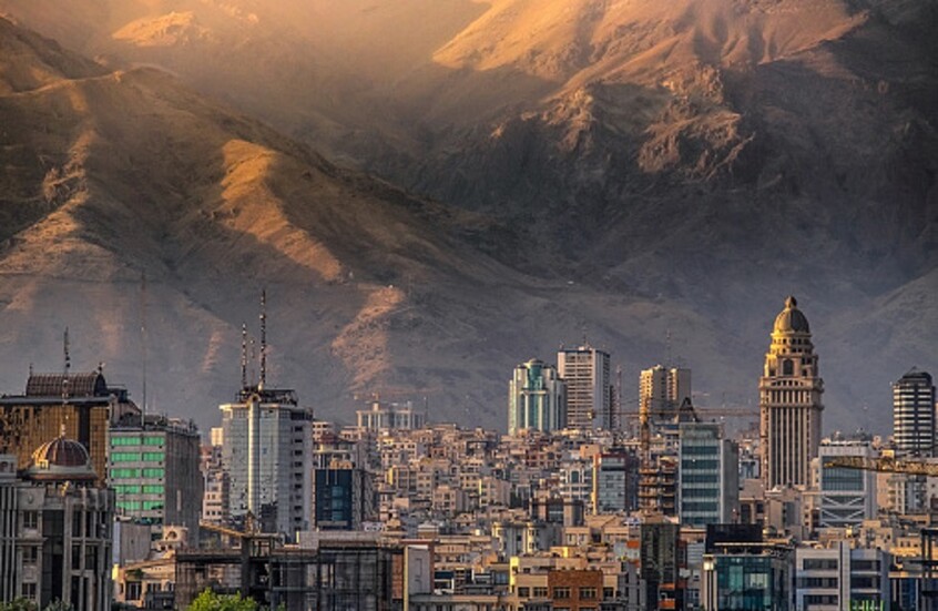 ترامب يهدد بتدمير محطة طاقة في طهران مقابل كل سفينة تستهدفها في مضيق هرمز