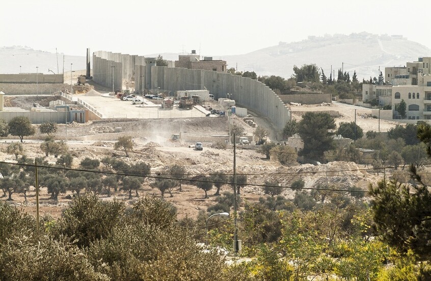 إصابة أربعة فلسطينيين برصاص الجيش الإسرائيلي خلال مواجهات عقب إحراق مستوطنين أراضي شرق نابلس