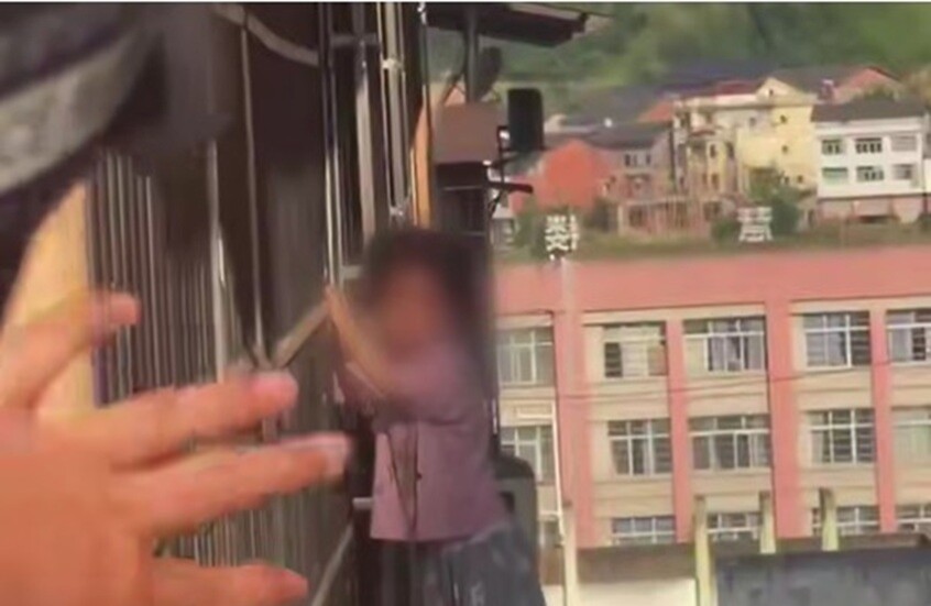الصين.. طفلة تنجو بأعجوبة بعد خروجها من نافذة الطابق السابع (فيديو)