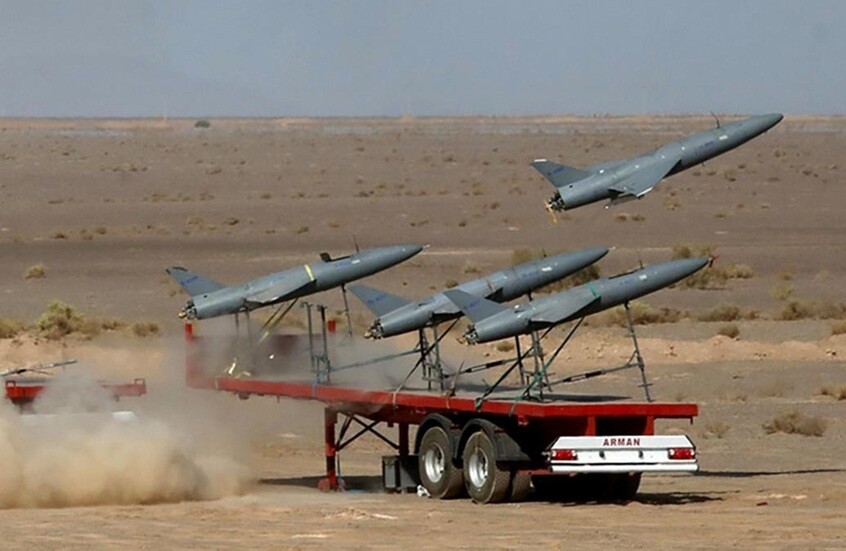 انفجارات عدة تهز قاعدة الجفير الأمريكية في البحرين إثر هجمات إيرانية (صورة + فيديو)
