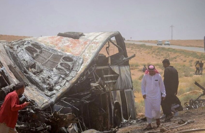 صورة طفل أمام جثمان أمه في حادث اصطدام حافلتين في سوريا تشعل مواقع التواصل الاجتماعي
