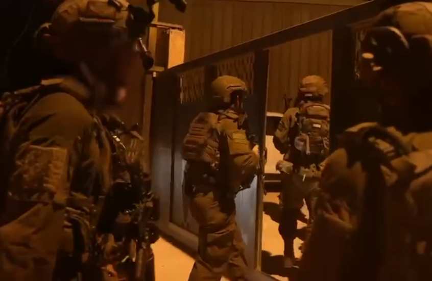 القوات الإسرائيلية تعتقل أكثر من 70 فلسطينيا خلال مداهمات في الضفة الغربية
