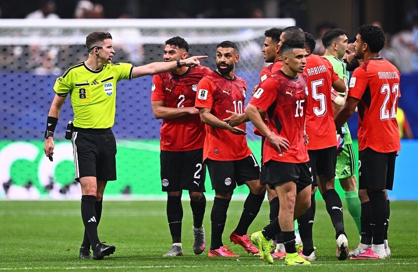 الحكم المصري أمين عمر يكشف كواليس حديثه مع حكم مباراة مصر والأرجنتين
