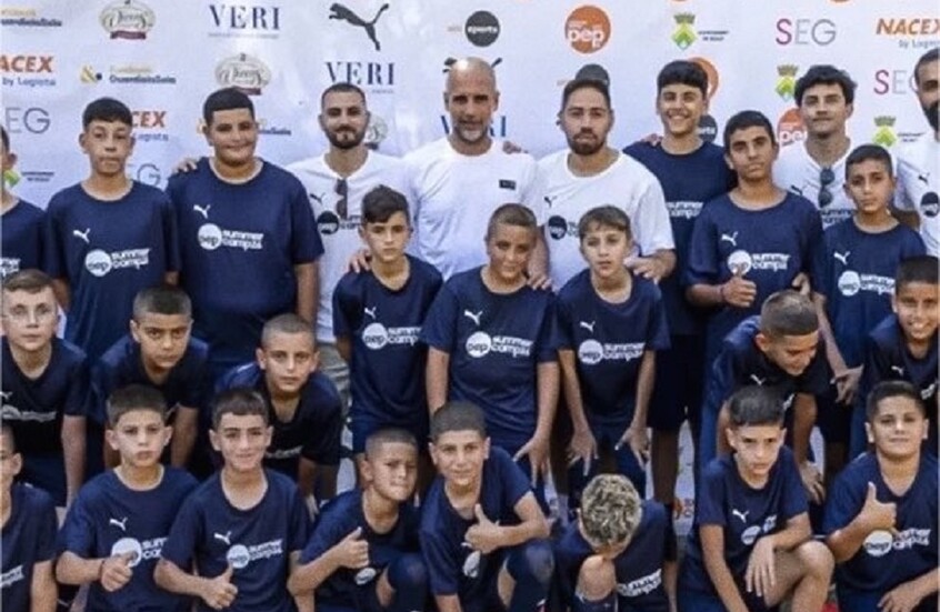 شاهد.. غوارديولا يستضيف 25 طفلا فلسطينيا بمعسكره الصيفي