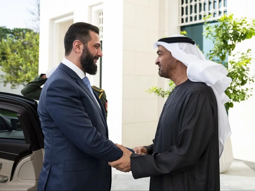 الرئيس الإماراتي يبحث مع الشرع تعزيز التعاون والعمل المشترك والقضايا الإقليمية