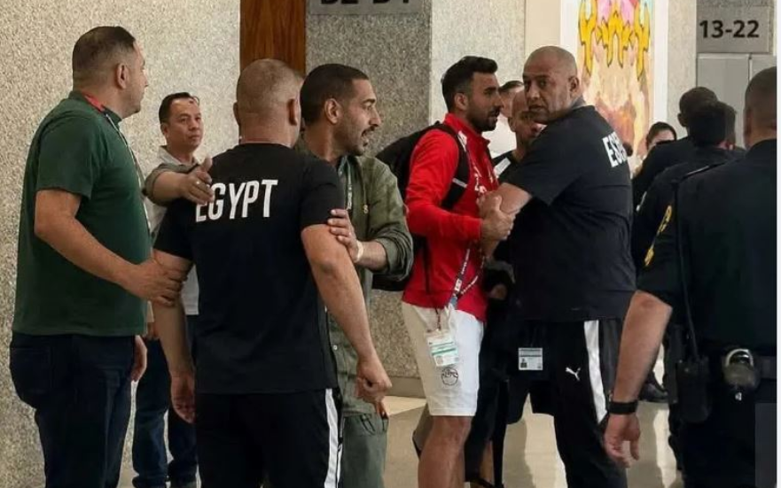بسبب طفل.. توتر مفاجئ داخل معسكر مصر قبل دور الـ32 في كأس العالم