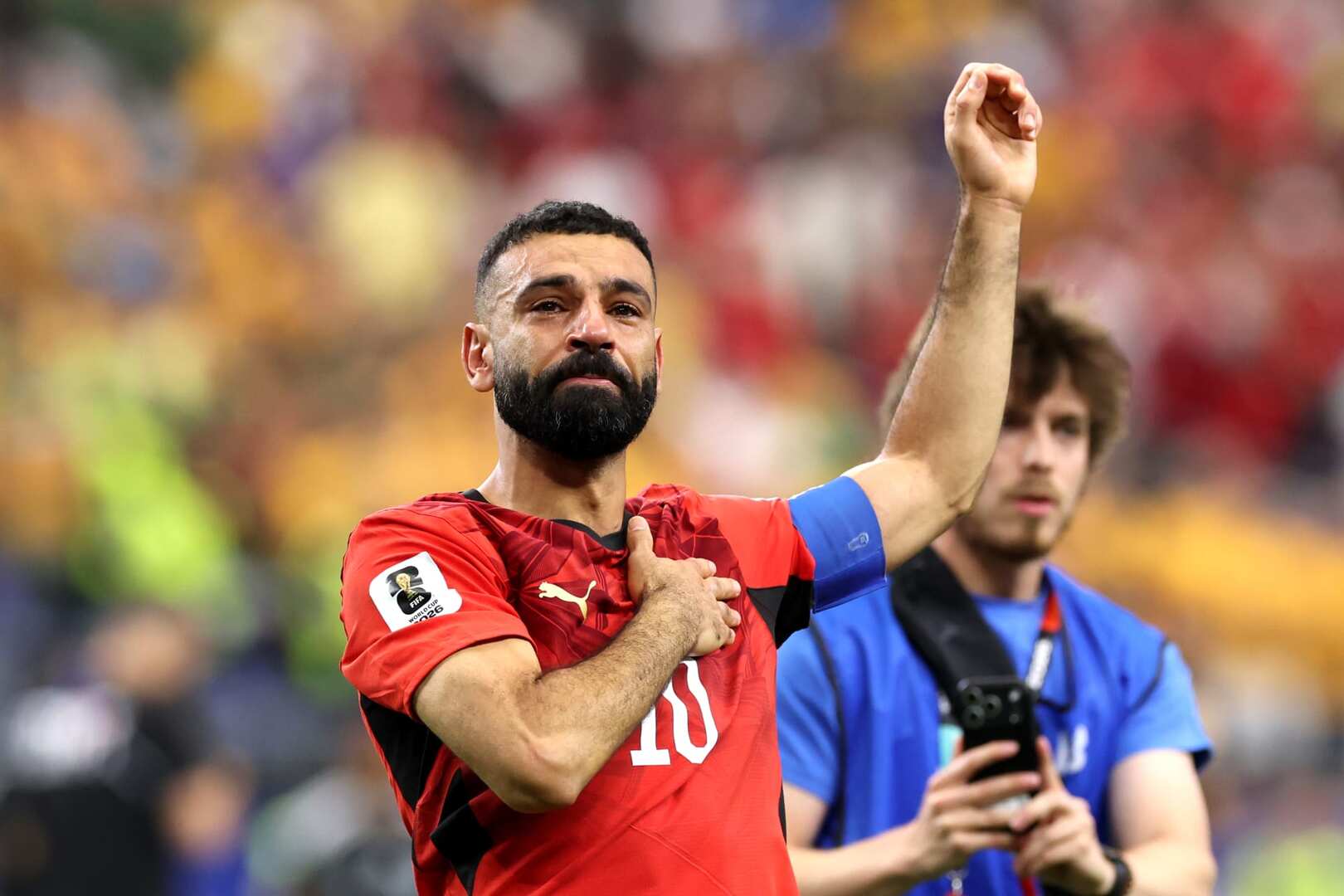 لقطة مؤثرة.. مسن سوري من درعا يحتفل بتأهل مصر لثمن نهائي المونديال (فيديو)