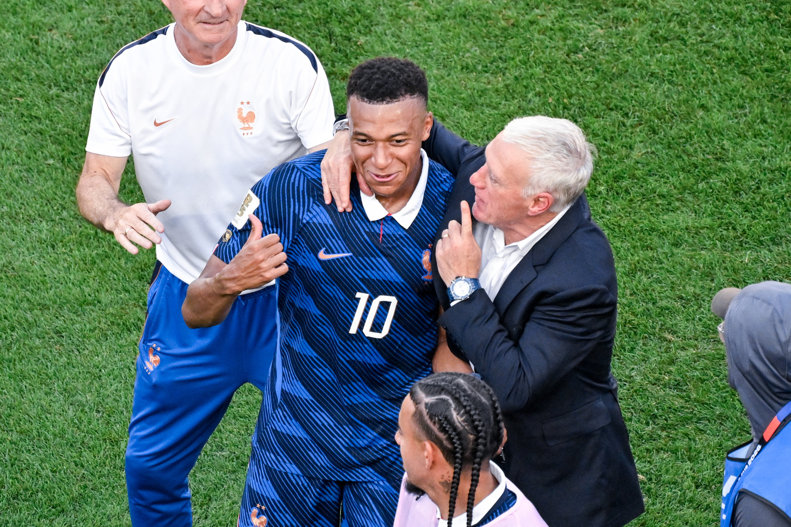 بعد مواجهة باراغواي العنيفة.. ديشامب يطلب حماية خاصة لمبابي
