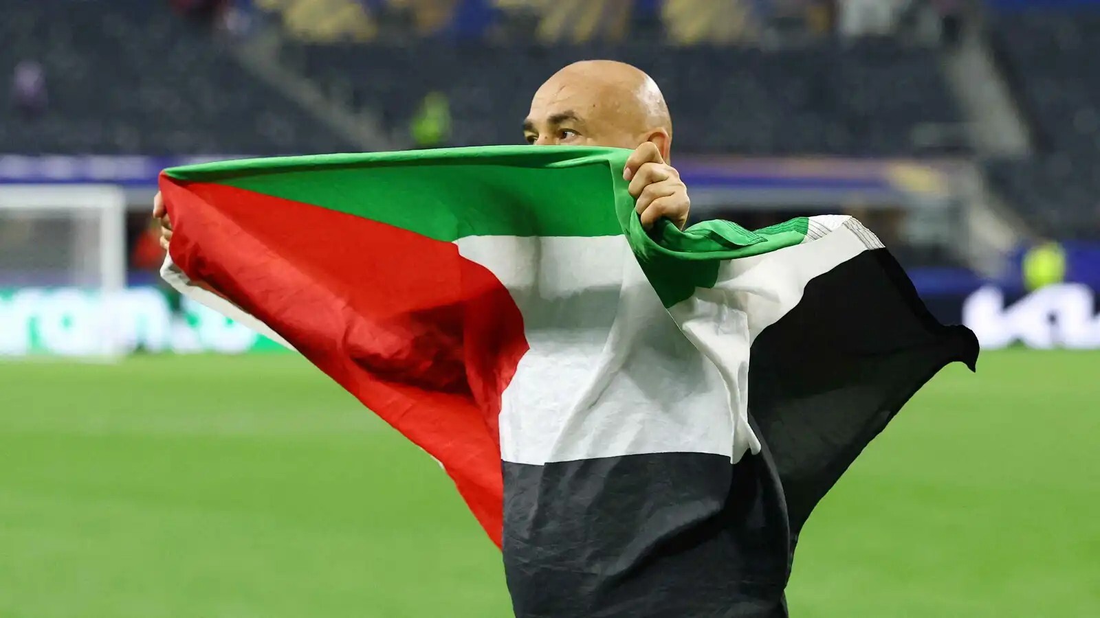"فيفا" يحسم الجدل.. أول تعليق رسمي بعد رفع حسام حسن العلم الفلسطيني