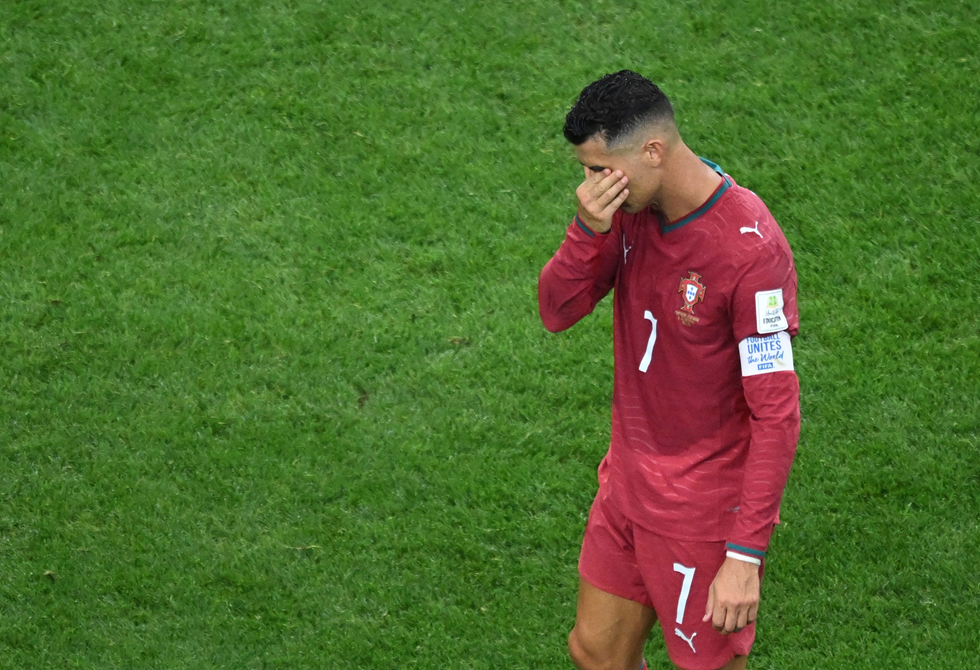 مشهد مؤثر لرونالدو بعد خروج البرتغال من كأس العالم