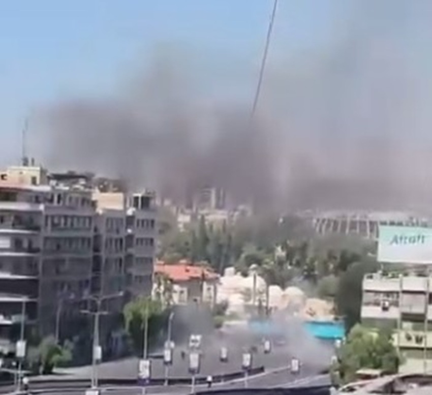 ‏لحظة تفجير عبوة ناسفة قرب جسر فكتوريا في دمشق