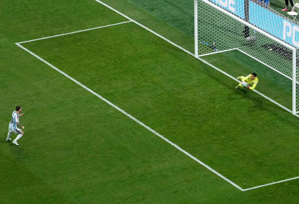 مصطفى شوبير يحبط ميسي ويضاعف رقمه القياسي السلبي في كأس العالم