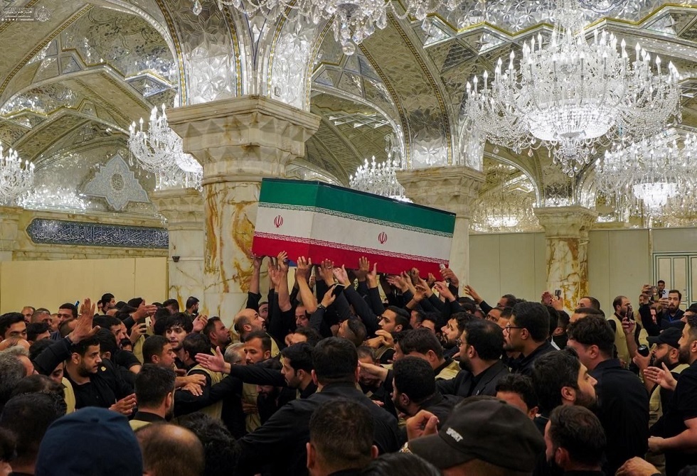 تحت رايات "الثأر".. حشود عراقية مليونية تودّع خامنئي في النجف الأشرف (فيديوهات+صور)