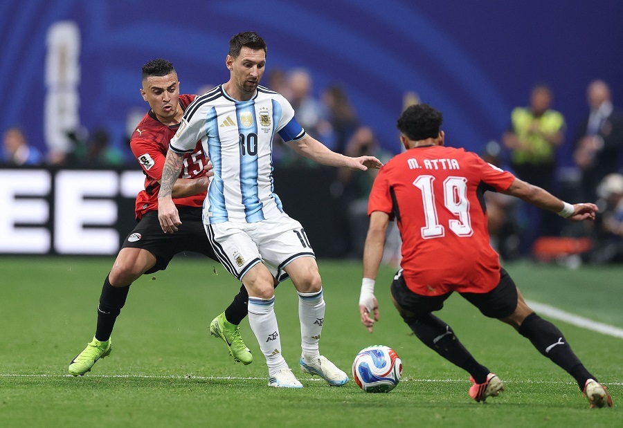 ساويرس يفتح النار على "الفيفا" بعد مباراة مصر والأرجنتين