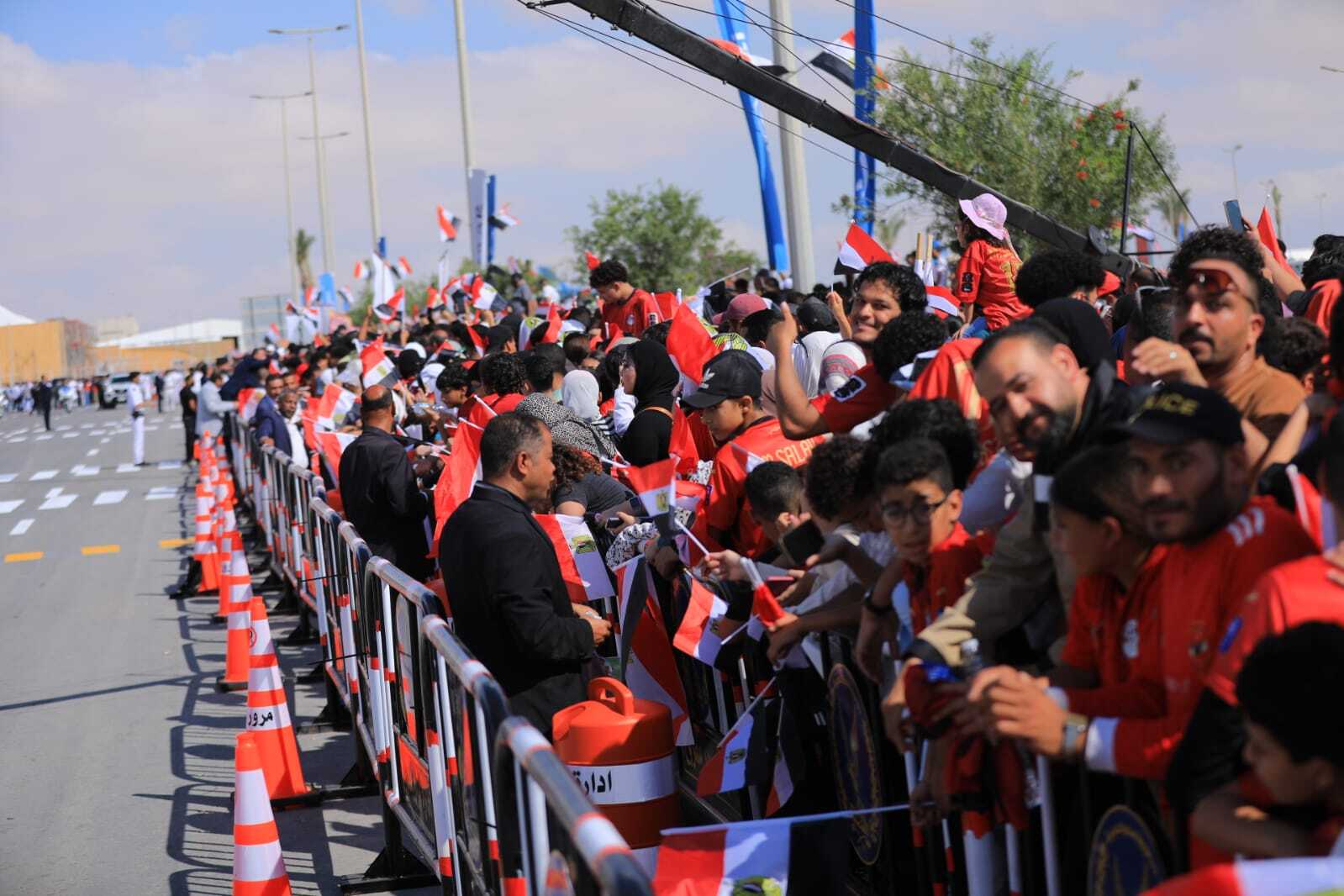 آلاف المصريين في استقبال منتخب بلادهم.. وأعلام فلسطين ترفرف (بث مباشر)