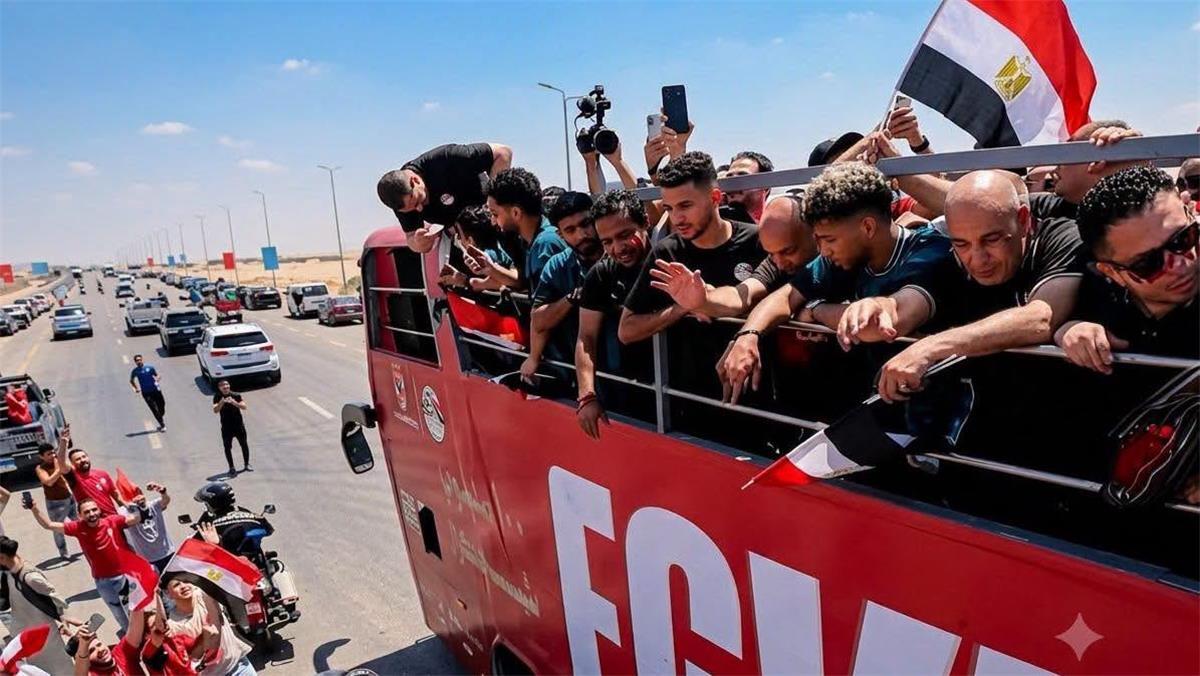 وسط استقبال جماهيري كبير.. وصول بعثة منتخب مصر بعد الإنجاز التاريخي في كأس العالم (فيديو)