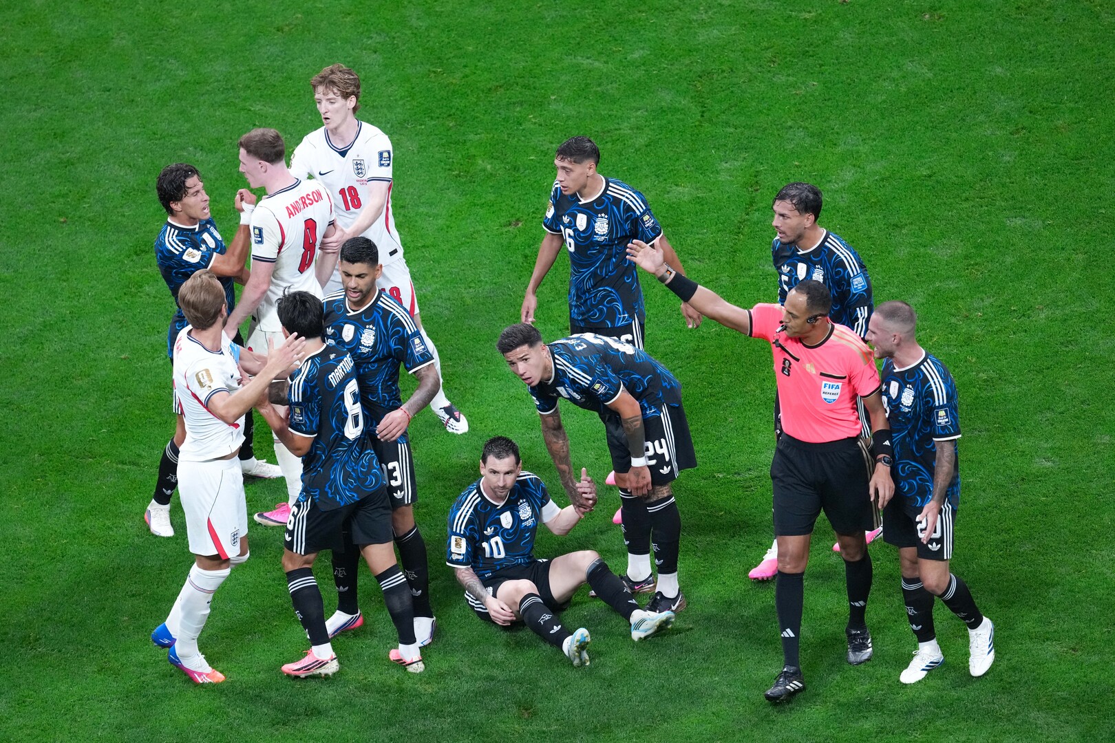 بعد لافتة "المالفيناس".. هل يواجه منتخب الأرجنتين عقوبات من فيفا؟
