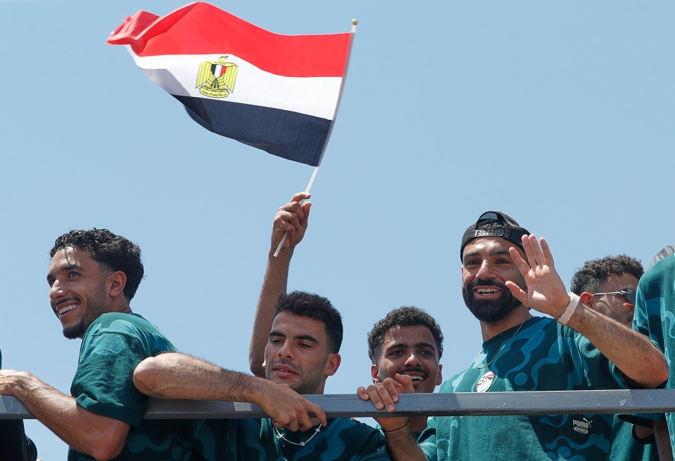 شاهد.. جماهير بشكتاش توقف حفل تقديم تروسارد بسب محمد صلاح!