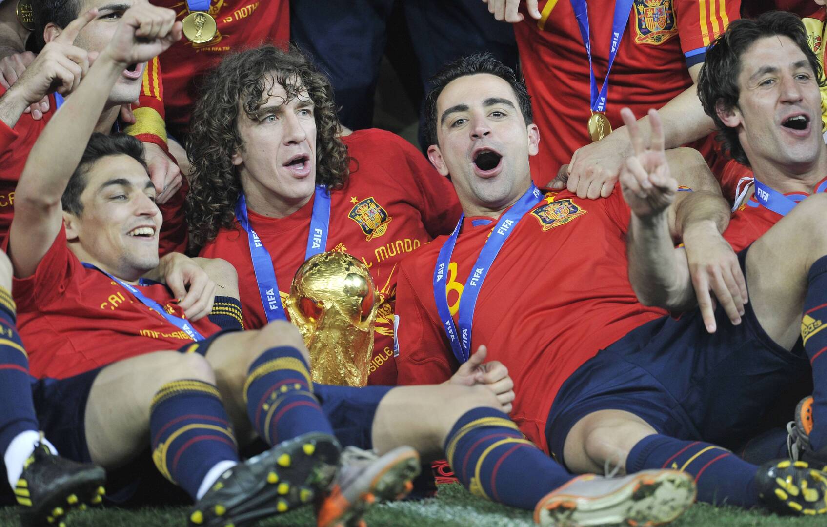 بسبب زيارة لإيران.. بطل مونديال 2010 يستنجد بترامب قبل نهائي كأس العالم