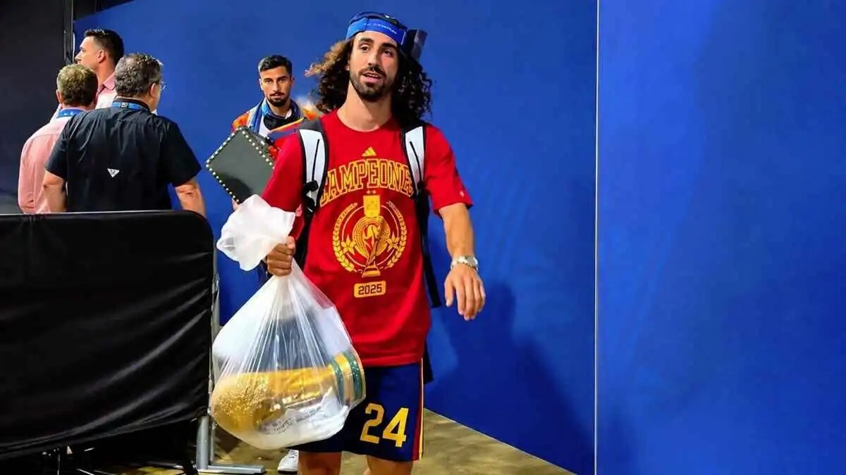 "بكيس بلاستيكي".. كوكوريلا يفاجئ الجميع بعد التتويج (فيديو)