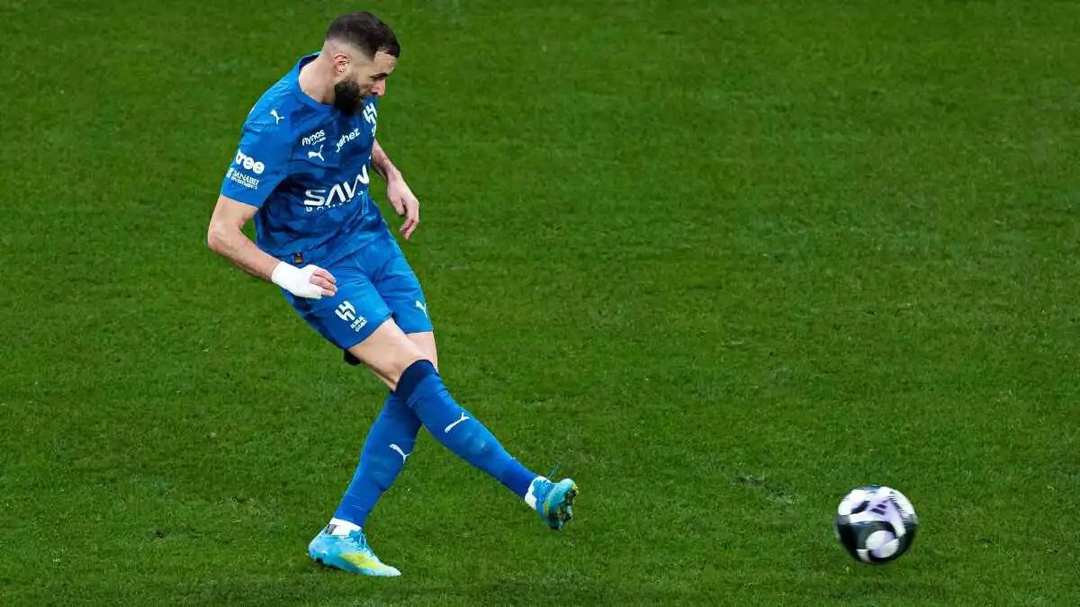 كريم بنزيما يسبب أزمة كبيرة في الهلال السعودي