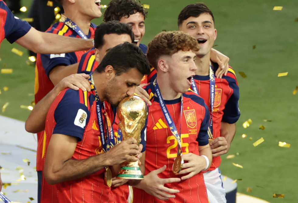 رودري من منصة التتويج بكأس العالم إلى غرفة العمليات