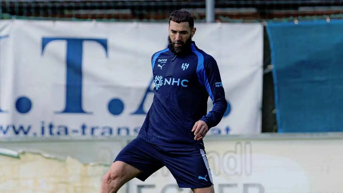 بنزيما يحدد شرطا وحيدا للرحيل عن صفوف الهلال السعودي