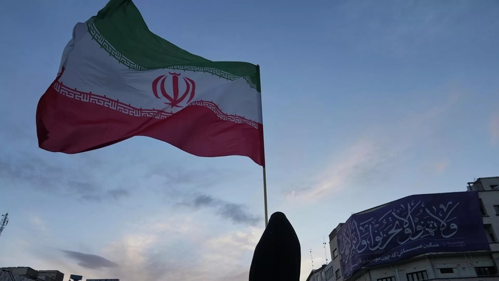 طهران تلوح بـ"استئناف الحرب" دفاعا عن سيادتها على مضيق هرمز