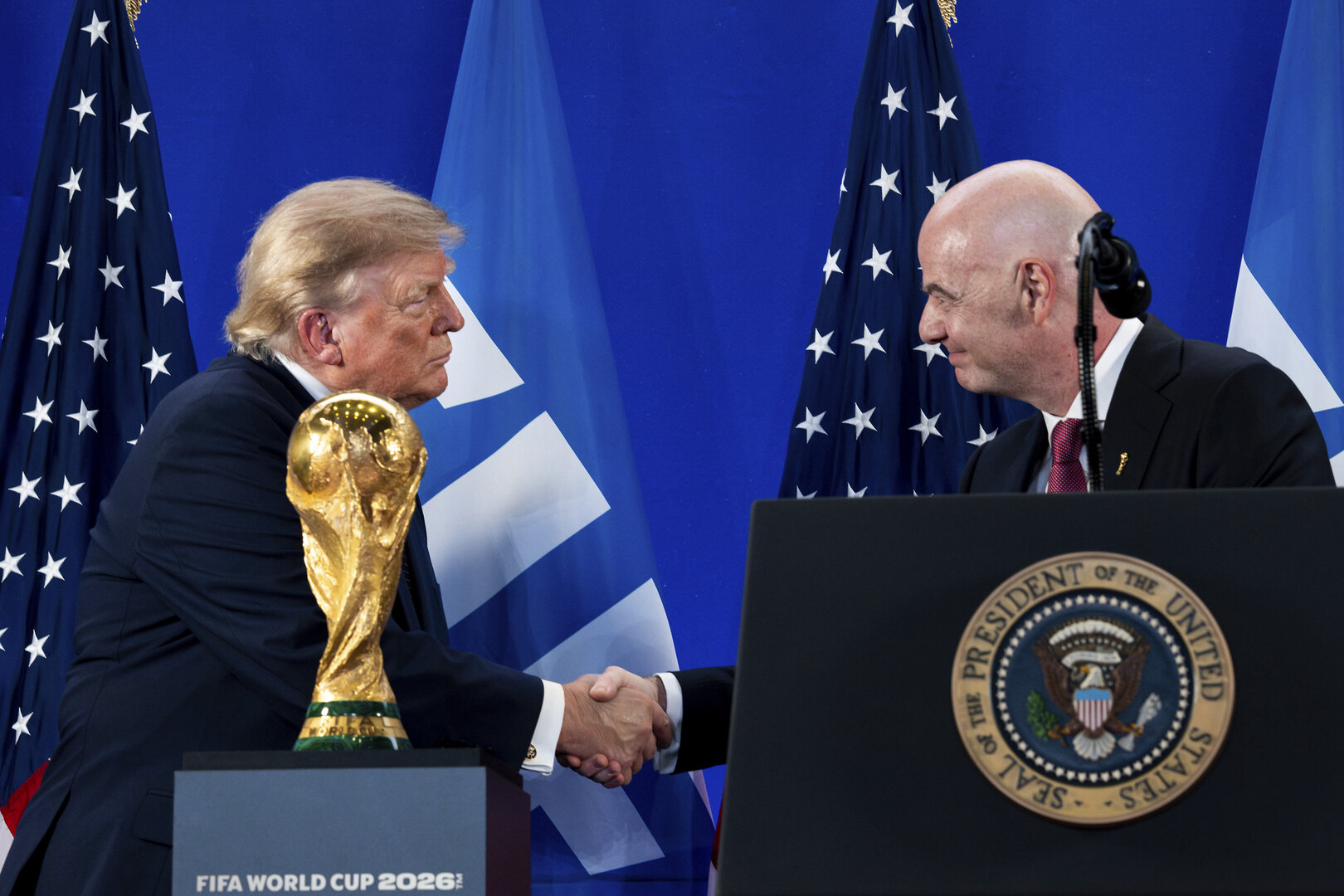 بلاتر يهاجم إنفانتينو بسبب مشروع "بيع" كأس العالم وعلاقته بترامب