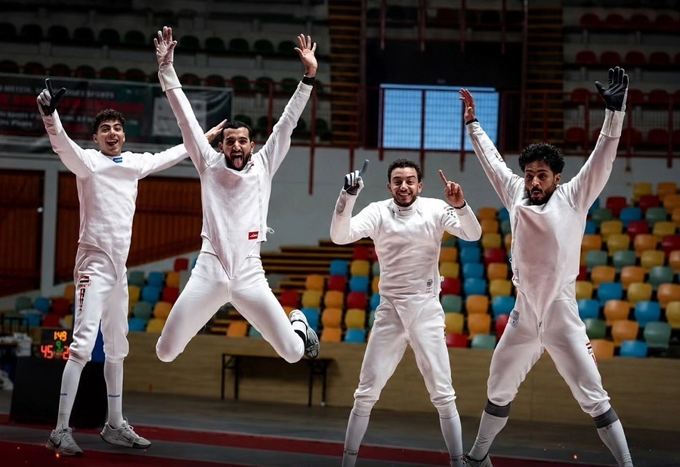 بعد الفوز على اسرائيل.. وزير الرياضة المصري يهنئ أبطال بلاده لسلاح السيف (فيديو)