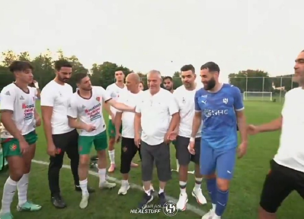 رد فعل لاعبي مولودية الجزائر تجاه بنزيما (فيديو)