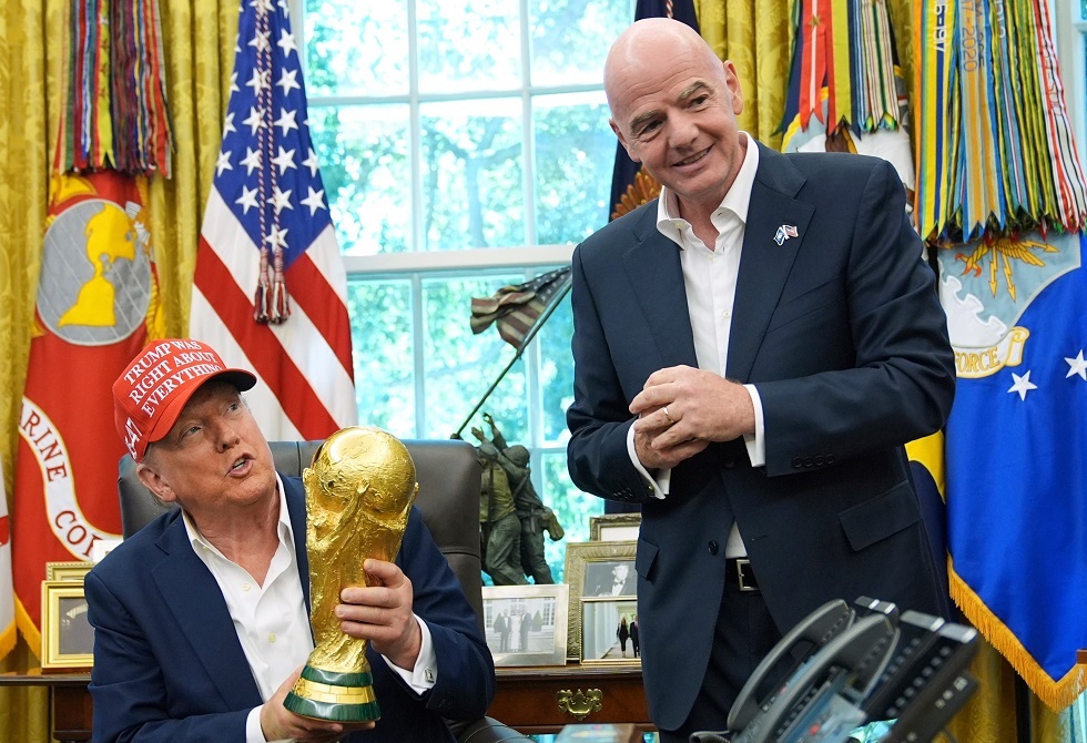 أول منافس لإنفانتينو على رئاسة الفيفا بعد أزمة "بيع كأس العالم"