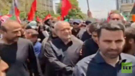 بلباس أسود .. بزشكيان يشارك وسط الحشود في تشييع خامنئي بطهران