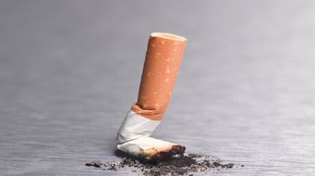 طبيبة: التدخين بنوعيه يزيد خطر الأمراض المزمنة ويستنزف المناعة
