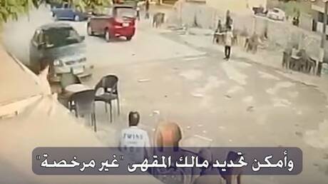 فيديو لمصري يقتحم مقهى بسيارته لسبب صادم.. والأمن يكشف التفاصيل (فيديو)