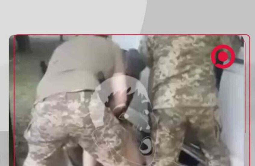 موظفو تجنيد نظام كييف يضربون رجلا ويسحقون يده تحت عجلة مركبة