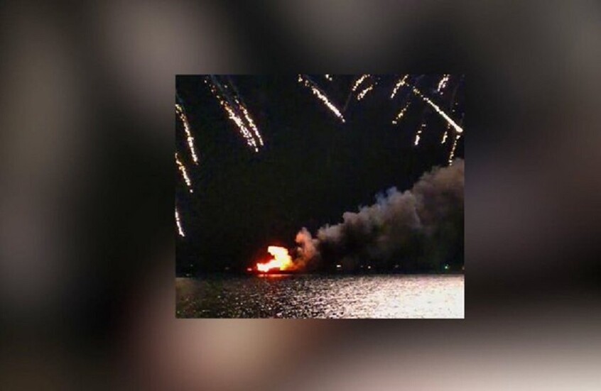 احتراق بارجة ألعاب نارية في بحيرة جنيف خلال احتفالات اليوم الوطني السويسري